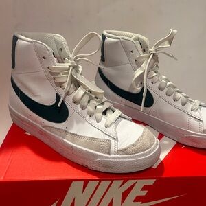 Nike blazer ‘77 Size 4